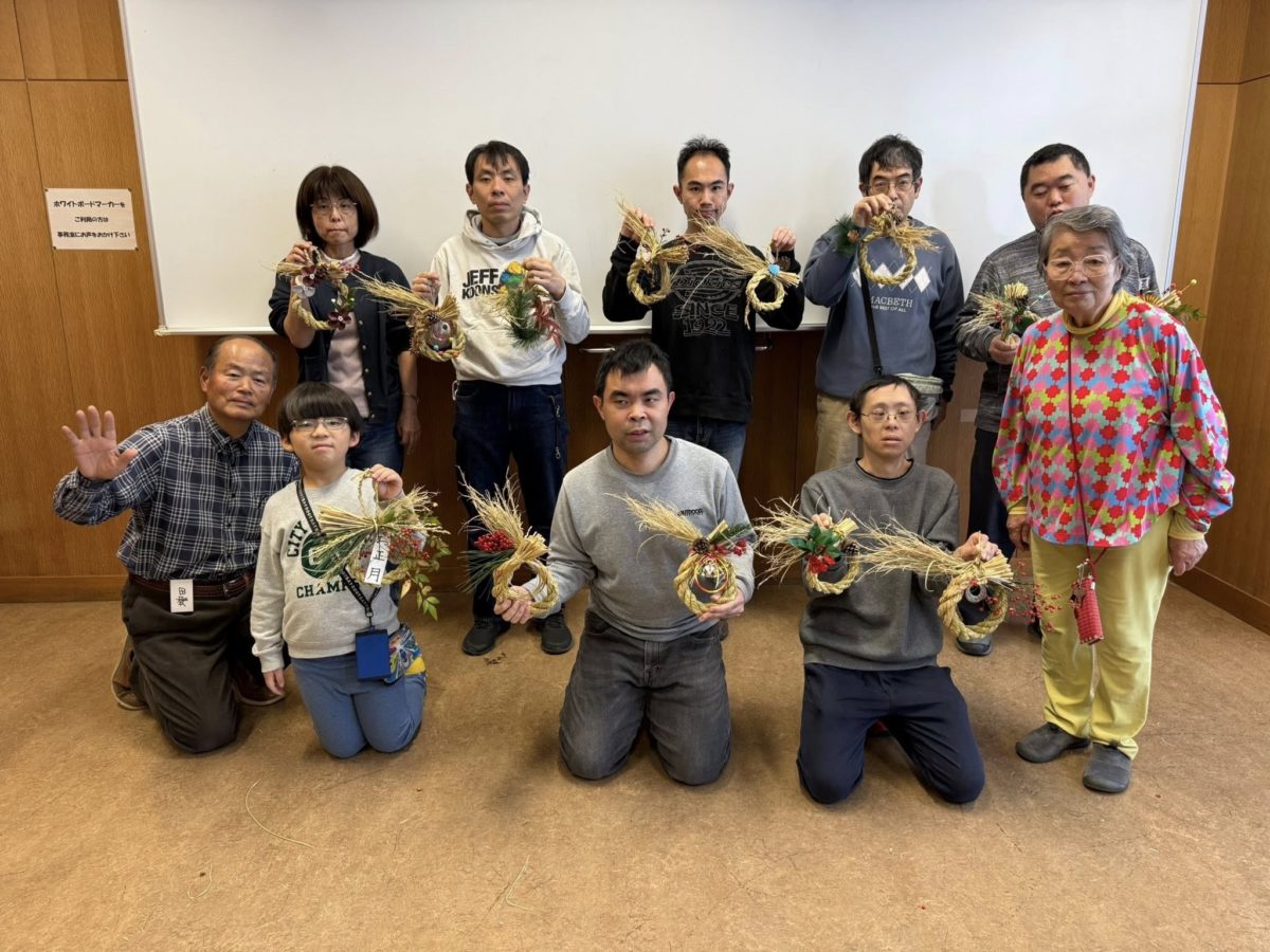 就労支援施設の認定NPO法人あいアイ​との共同企画で11月30日に開催した「お正月飾りづくりワークショップ」​の模様があいアイのFBで紹介されました。